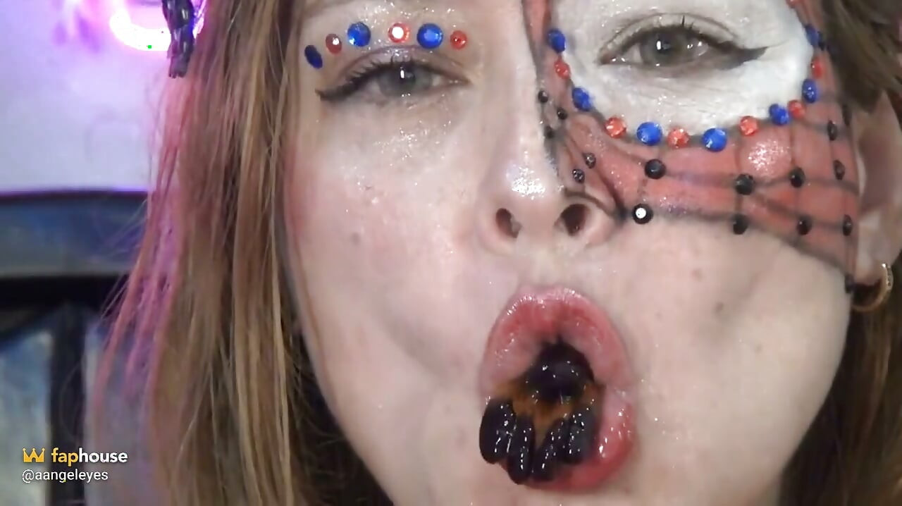 Spider-girl's Extreme Swallowing Challenge! Huge Edible Spiders