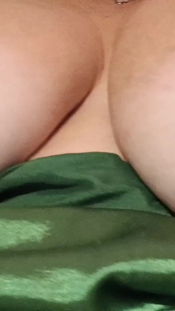 Buceta molhada com peitões | Clipe 1