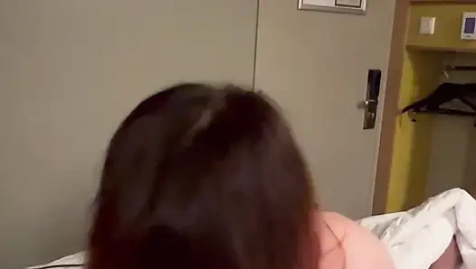 Cewek sange ini lagi asik penggemarku sampai toketnya gondal-gandul