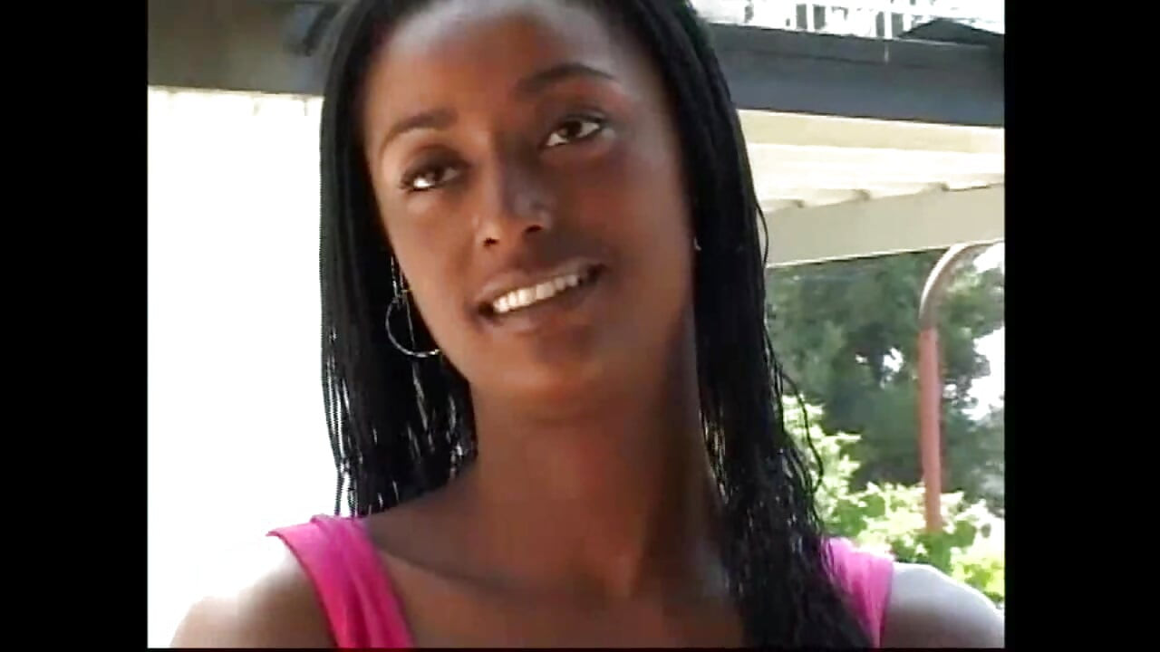 Underbar svart tonåring med små bröst knullad och spermasprut av Monster Svart kuk