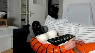Webcam en streaming dans mon costume de tigre en latex.