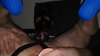 Köpek slutboy büyük bir yapay penis ile ayakkabı ve ağzı açık sıcak kendi kıçını kokluyor