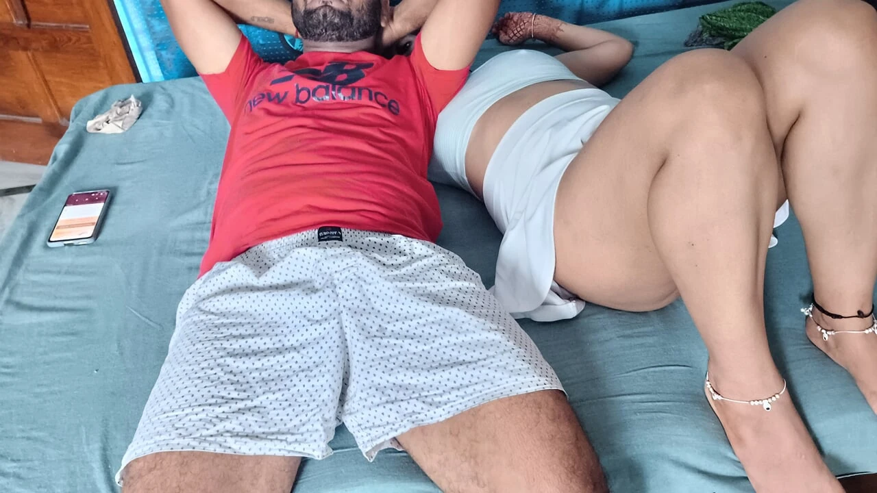 Dögös indiai iskolás lány keményen baszik a szomszédjával, miközben az iskolából jön