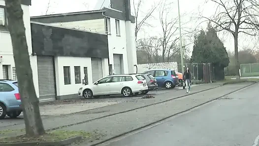 Seksi dövmeli piliç sikiliyor ve amını parçalıyor