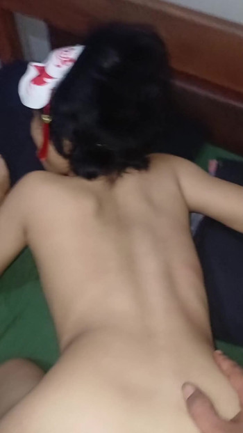 18살 소녀의 첫 보지 경험은 여전히 좁다 | 클립 1