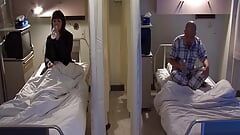 Японская брюнетка играет с чуваком в больнице перед скачкой на большой игрушке