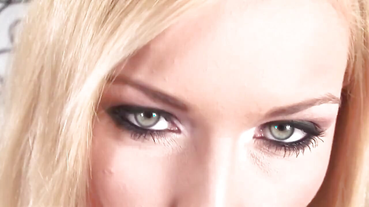 Блондинка пестить пальцями пизду і жорстко трахає ділдо на ліжку