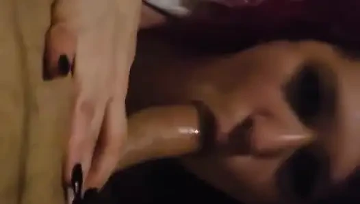 Tombul orta yaşlı seksi kadın şişman bir yarağı emiyor ve her yerine salya akıtıyor