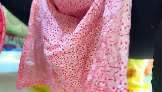 Толстушка с большой киской, большая задница и огромные сиськи, горячая египетская мачеха моет платье и возбуждается!