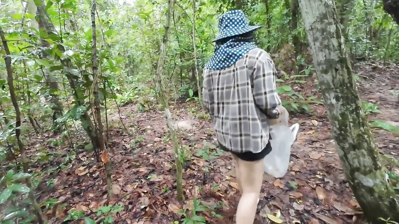 Chicas tailandesas paseando, hablando y recogiendo setas en el bosque, apareciendo en secreto en el bosque profundo Voz tailandesa clara