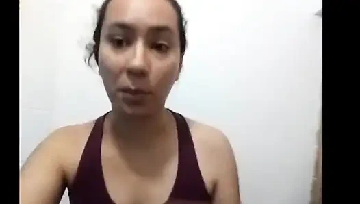 Brittany benutzt ein Badezimmer, um vor anderen menschen zu duschen