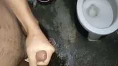 Une ladyboy philippine mince se branle et reçoit beaucoup de sperme