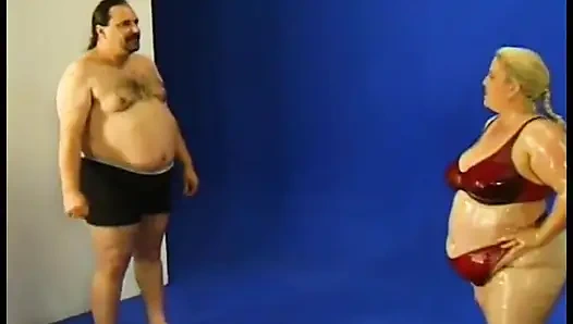 Die versaute fatso-dame Patty Parker liebt es, ihren unaufhaltsamen körper eingeölt und ihre fotze von neugierigem typen mit spielzeug gebohrt zu bekommen