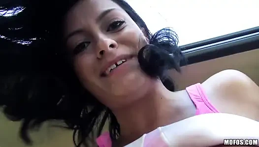 Gestrandete teenager - straßenkopf von einer gestrandeten latina nadia capri