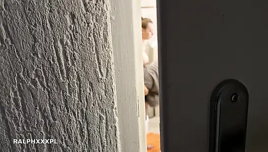 Üvey annemin duş alırken mastürbasyon yaparken izliyorum