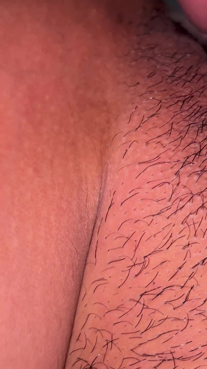 방에서 혼자 있는 첫 배다른 여동생과 그녀의 쪼이는 버긴 보지를 따먹고 싶어