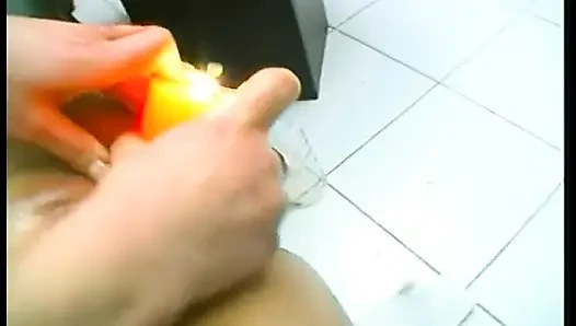 Pelacur dewasa berambut cokelat memakai stoking sambil mengebor lubangnya dengan makanan dan lilin besar