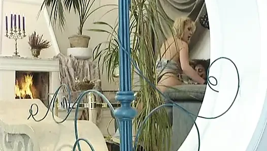 Hübsche blonde deutsche puppe genießt hardcore-dp-dreier