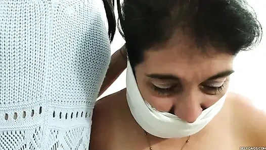 Lesbische MILF-partner spielen partner, nackt gefesselt, versohlt und von teenie-mädchen geknebelt
