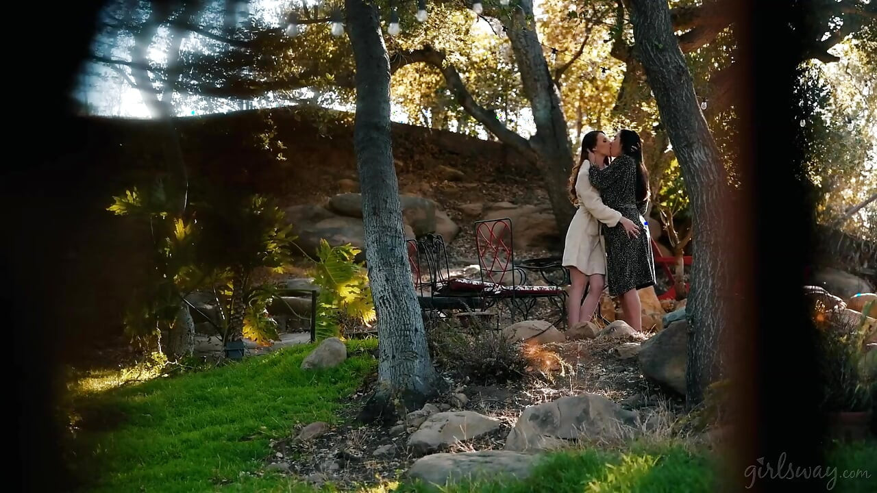 Girlsway - jillian janson dan karlee grey lure kylie le beau lagi asik scissoring lesbian