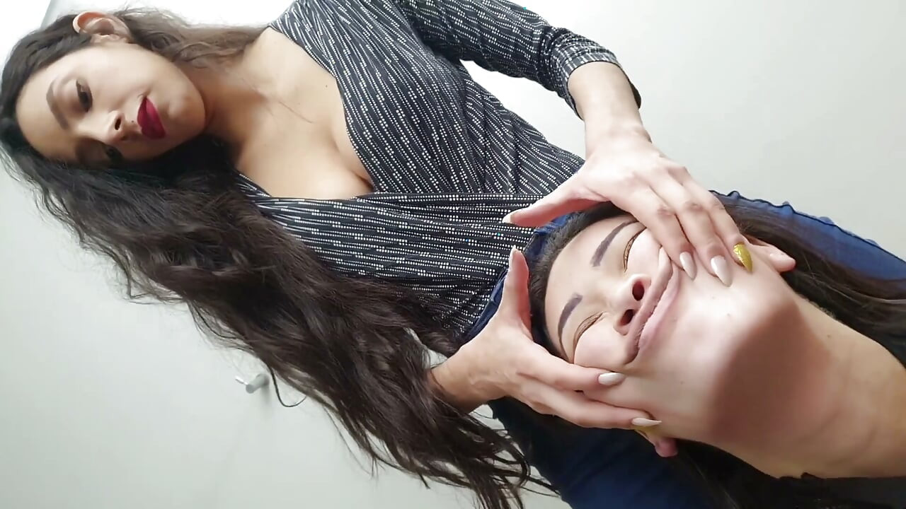 Extrémní mačkání rukou - sexy ruce a silná masáž obličeje