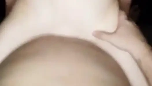 Kovboy kız Grtiona yarağıma biniyor ve zevkle çığlık atıyor