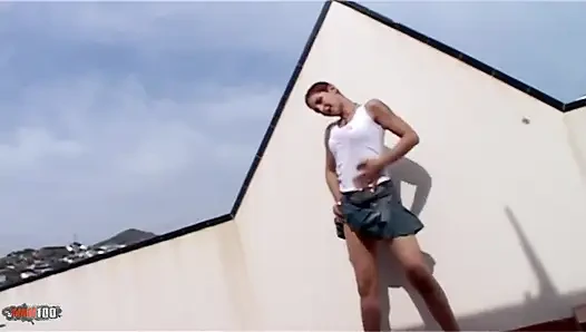 Katia: azgın Katia terasta soyunuyor