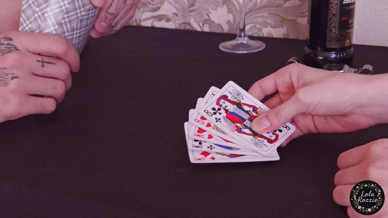 Cartões, dinheiro, um pau. A garota perdeu para o cara em um jogo de cartas por se despir e foi fodida