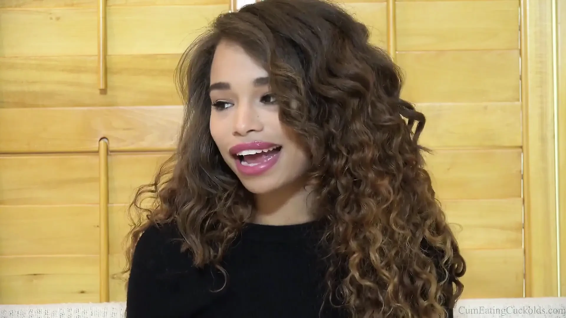 Cecilia Lion - brunette,high heels