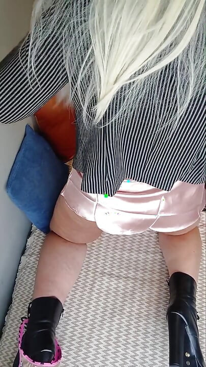 Tapando mi trasero bronceado