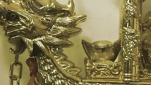 Frecher teenager nimmt großen schwanz tief in ihre kehle