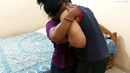 Соседскую девушку дези Симран жестко горячо трахнул Pandit Ji в ее спальне, громкие стоны