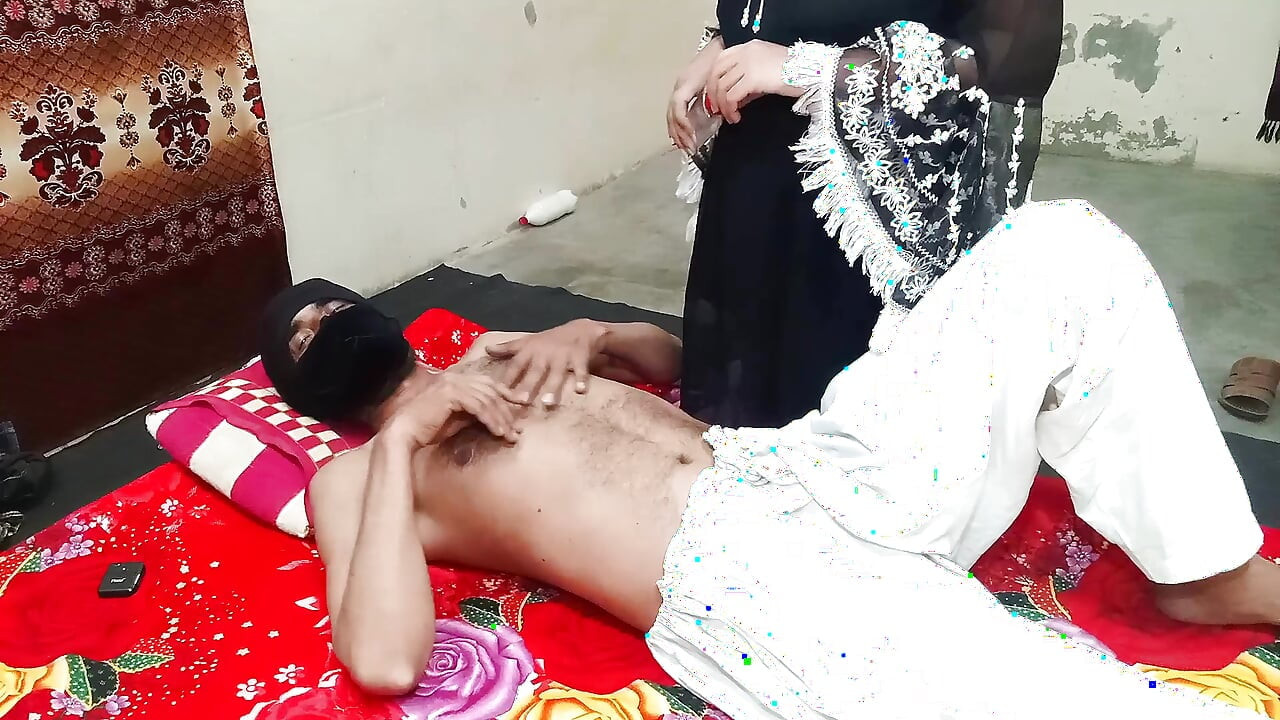 Susar g ki Malish kr rahi thi Indian Desi Bahu achanak Susar ka Lund Hath mai a Gya Bahu ny Lund mai dal k Susar ka Pani Nikala