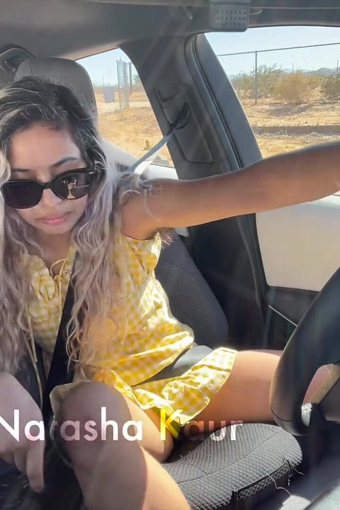 Elbise kayışlarımla boğuşuyor