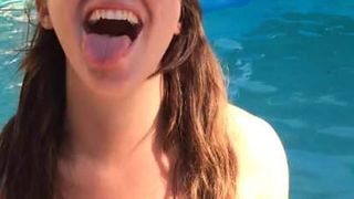 Addison timmlin sexy junto a una piscina