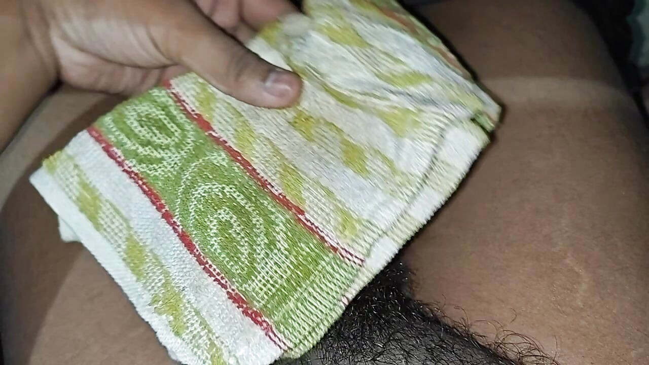 Hintli desi köylü genç oğlan banyoda mastürbasyon yapıyor