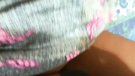 Tante minakshi lagi asik nyepong kontol dan ngentot habis-habisan sama tetangganya