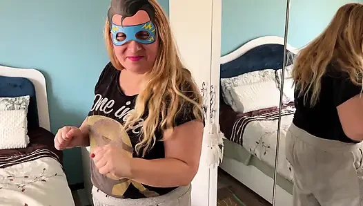 Zara Charm - Schlafzimmer-striptease in Weichem Licht