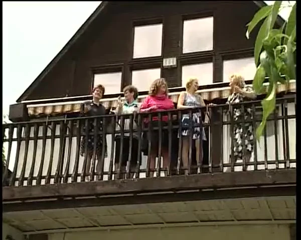 Alman nineler birlikte yarağını emmek için burada