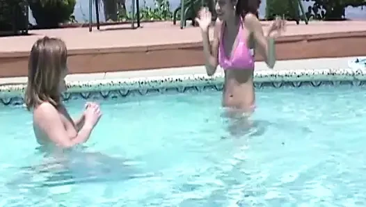 Lesbian basah menjilati kolam renang yang angkuh - lidah dalam banget di celah-celah menetes