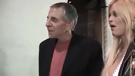 Şehvetli erkek delisi şişman bir aygır yarağını okşuyor ve şapırtılıyor ve sonra sikiliyor