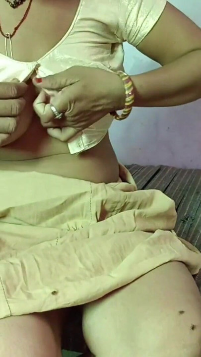 Desi bhabhi kapde utaar apni bhosdi dikha rahi hai devar samne nagi ho gai | Clip 1