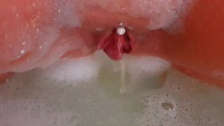 Настоящая милфа писает в половых губах с ванной с огромными сиськами в любительском видео