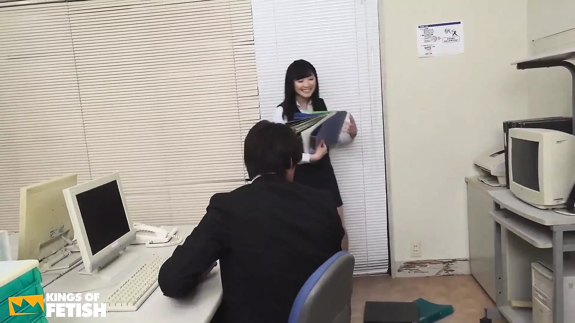 Une secrétaire japonaise suce son patron avant de se satisfaire
