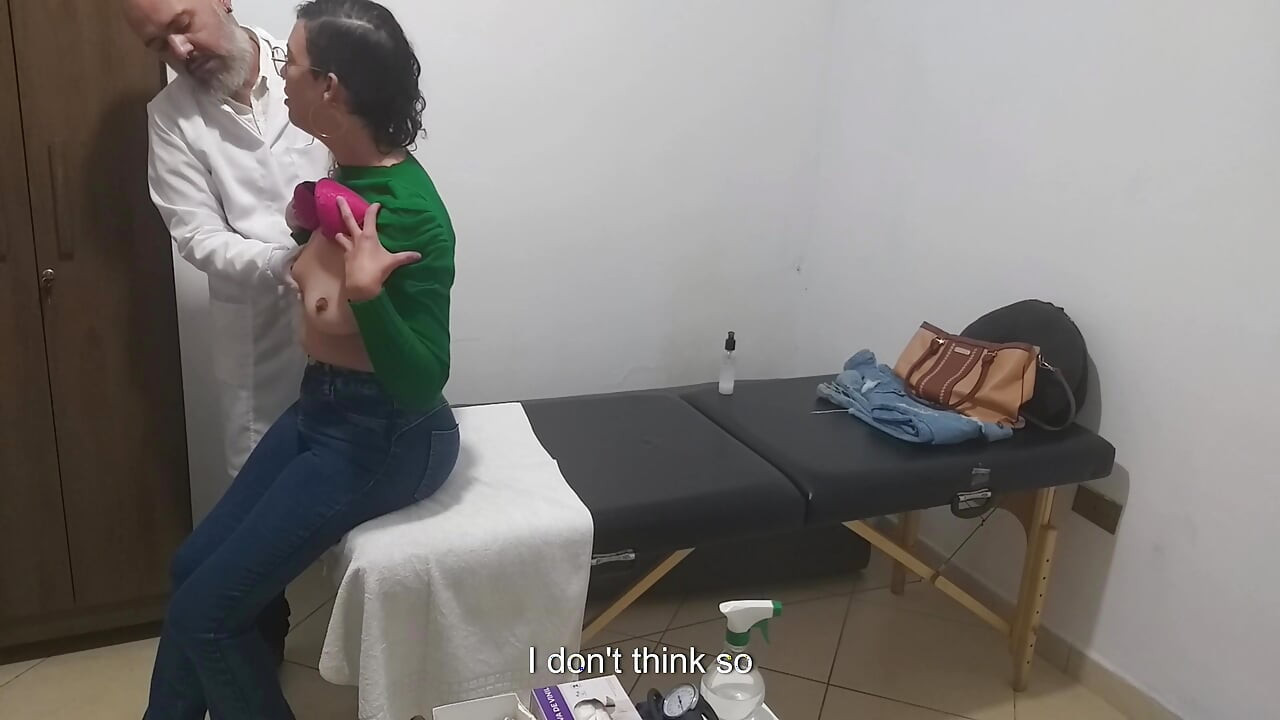 Ο πραγματικός γιατρός εξετάζει τον πρωκτό και το στήθος του ασθενούς.