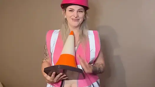 Растягиваю мою тугую киску с массивным дорожным конусом дилдо