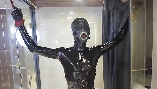 Mz20 - das mädchen in latexkleidung in einem glasraum eingesperrt