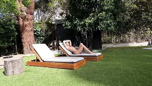 Шлюховатая британская сводная сестренка загорает обнаженной - Lily Phillips - Лев Либен