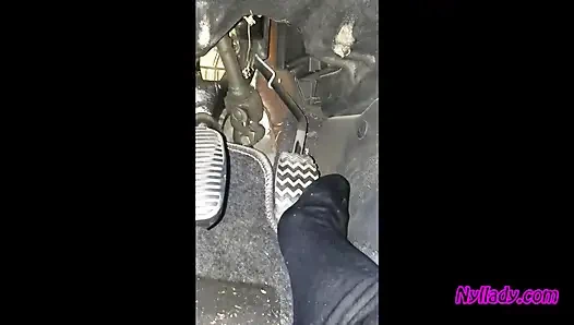 Nyllady За рулем и поимкой ее браво в сапогах на высоких каблуках и черных балетках