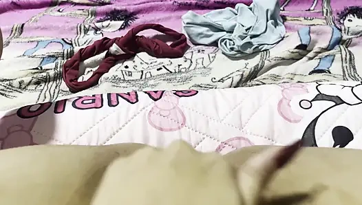 Frauenfreude, wenn sie ihre saftige Muschi masturbiert